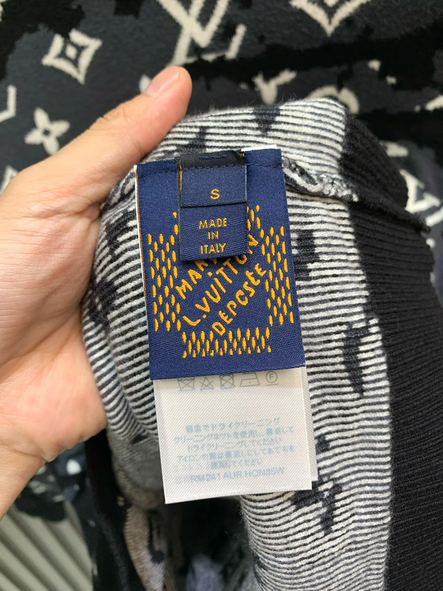 🅿️350 🀄️ Louis Vuitton Louis Vuitton 25*Lv rendering gradient same style distressed antique pullover sweater for men and women. Match-dyed wool blended cotton yarn. High weight and high density. Ultra-high quality. The wool is soft, delicate and skin-friendly. Soft and silky to the touch. Match-dyed high weight cotton yarn. Ensures no color difference. Uses four-hollow knitting method. Tight and textured. Durable, non-deformable and not easy to pilling. It has a soft and warm comfort that doesn’t stick to the body when worn alone. Classic knitted clothing is reinterpreted with exquisite details and iconic brand symbols to reinterpret the charming charm. This cardigan is made of knitted cotton and wool blended fabrics with comprehensive heavy-duty jacquard craftsmanship. All products are produced on imported looms. The details are clearly visible. A full set of customized trademarks, hang tags, and wash marks. The highest version on the market.